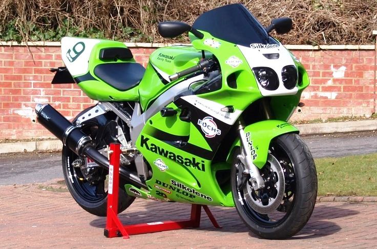 Unleashing the 1993 Kawasaki Ninja ZX-7 A powerhouse from the 90s