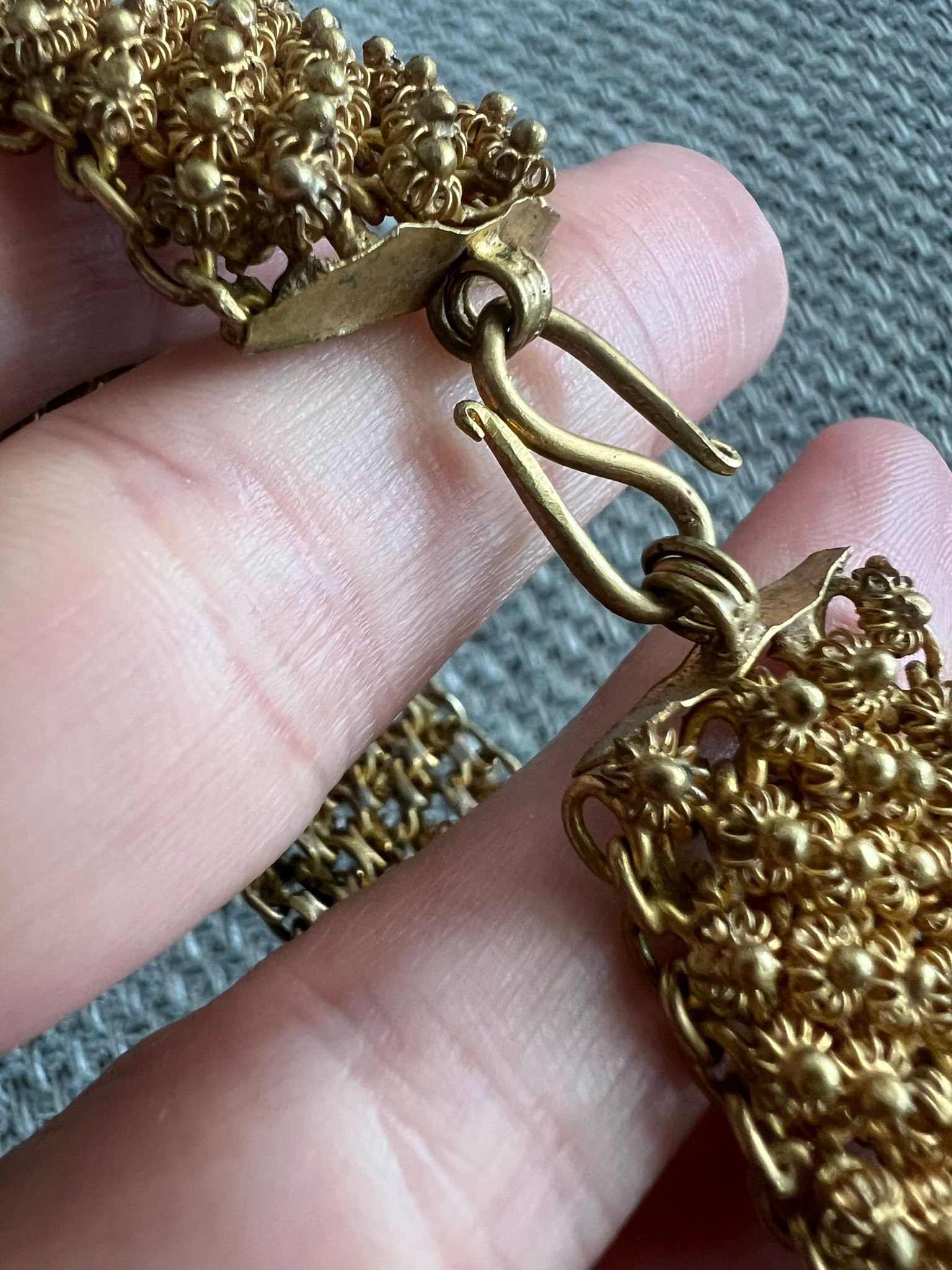 What is the age and style of this Sardinian-style gold knotted