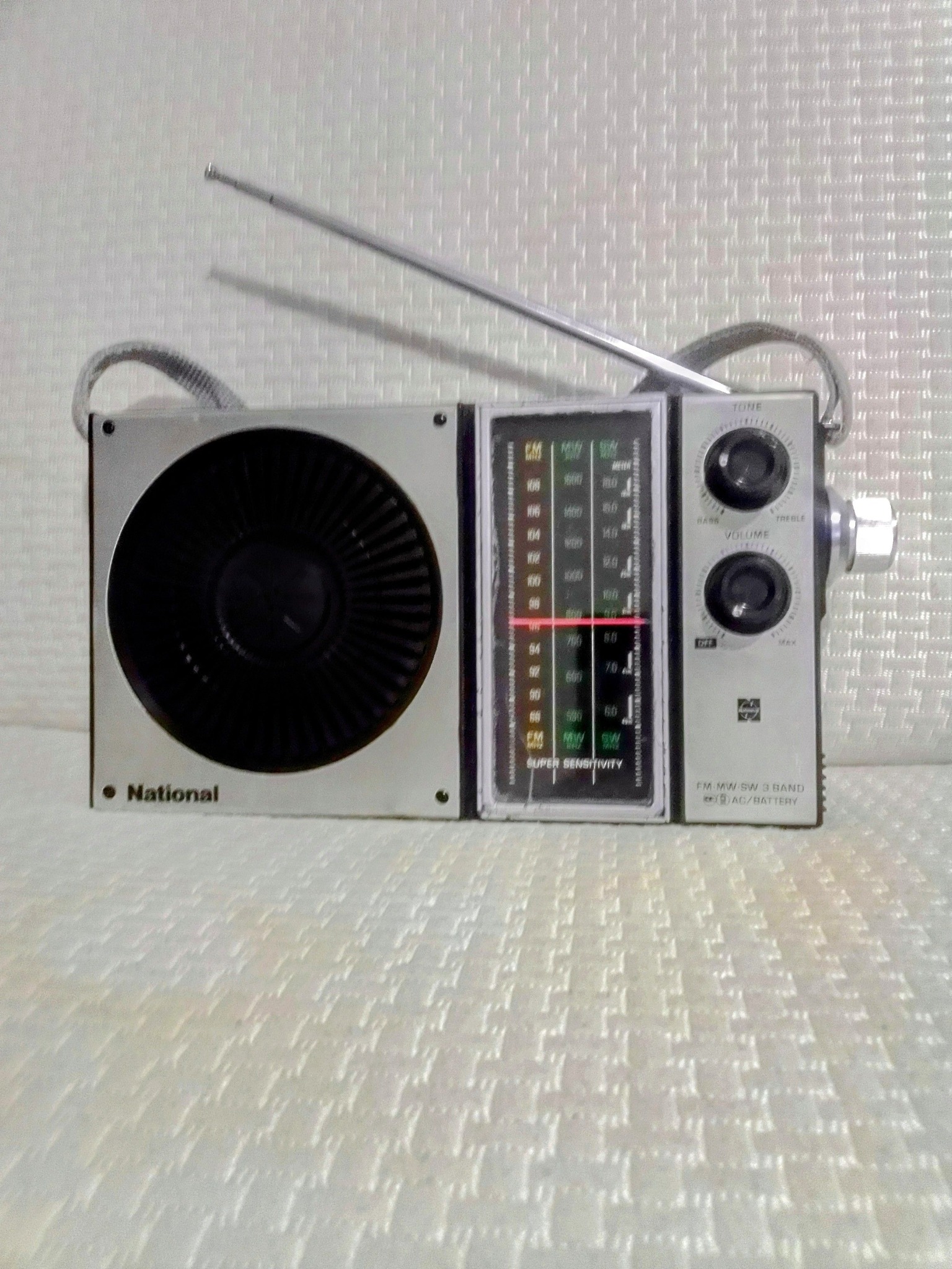 Radio NATIONAL . Modelo RF- 818 JB. 3 bandas FM-MW-SW. Super