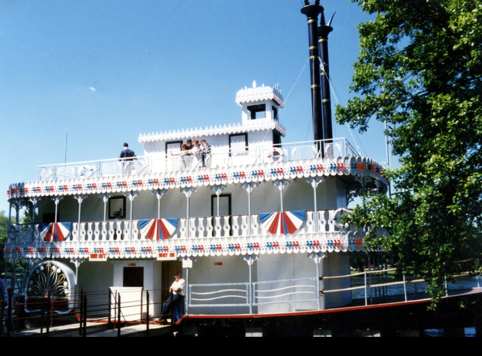 uk-paul-angel-photograph-of-mississippi-showboat-at-drayton-manor