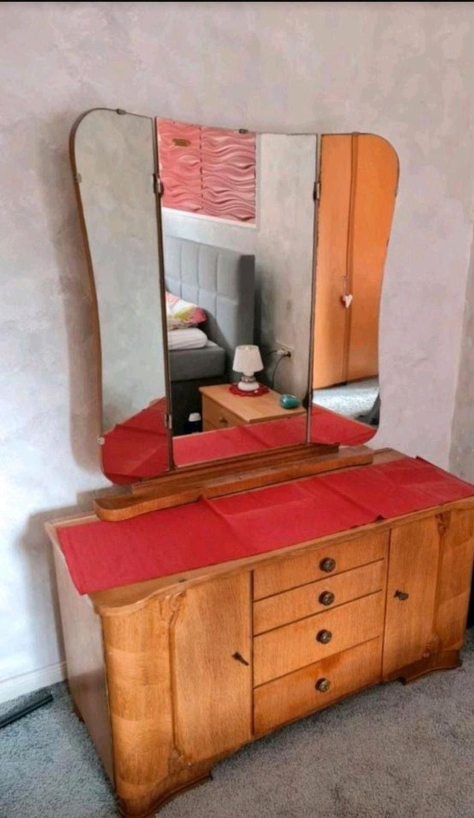 Alte - Diese charmante Frisierkommode mit schwenkbarem Spiegel und ...