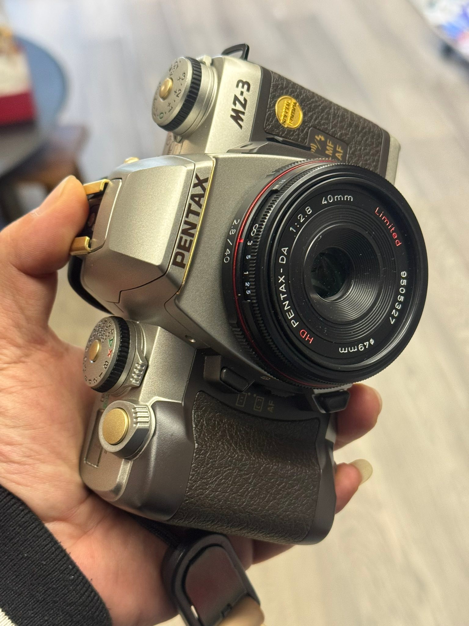 いち Pentax MZ-3 camera with 77mm f1.8 lens and Kodak 250D film