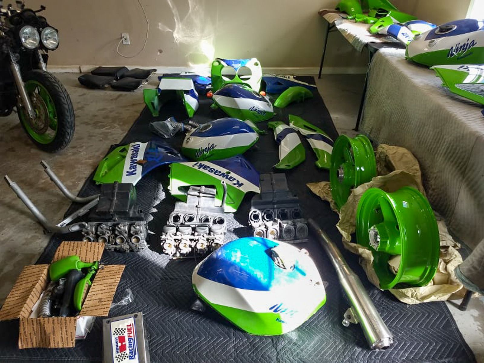 Kawasaki ZX7 and nine Parts 3 bikes 91 ZX7 95 ZX7 97 ZX7 located