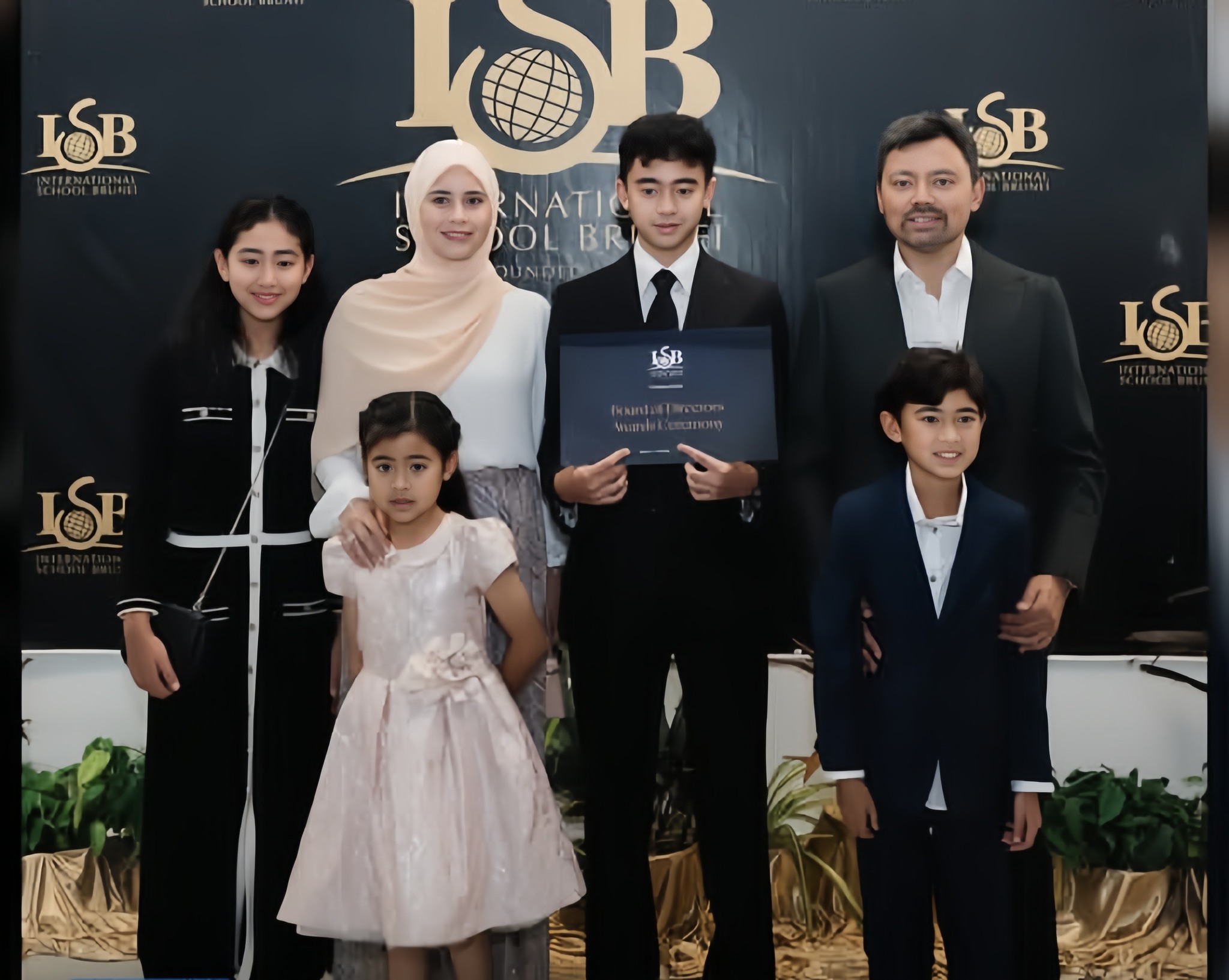 Mood - The family of the Crown Prince of Brunei Darussalam 🥰🇧🇳 📷: Rafi ...