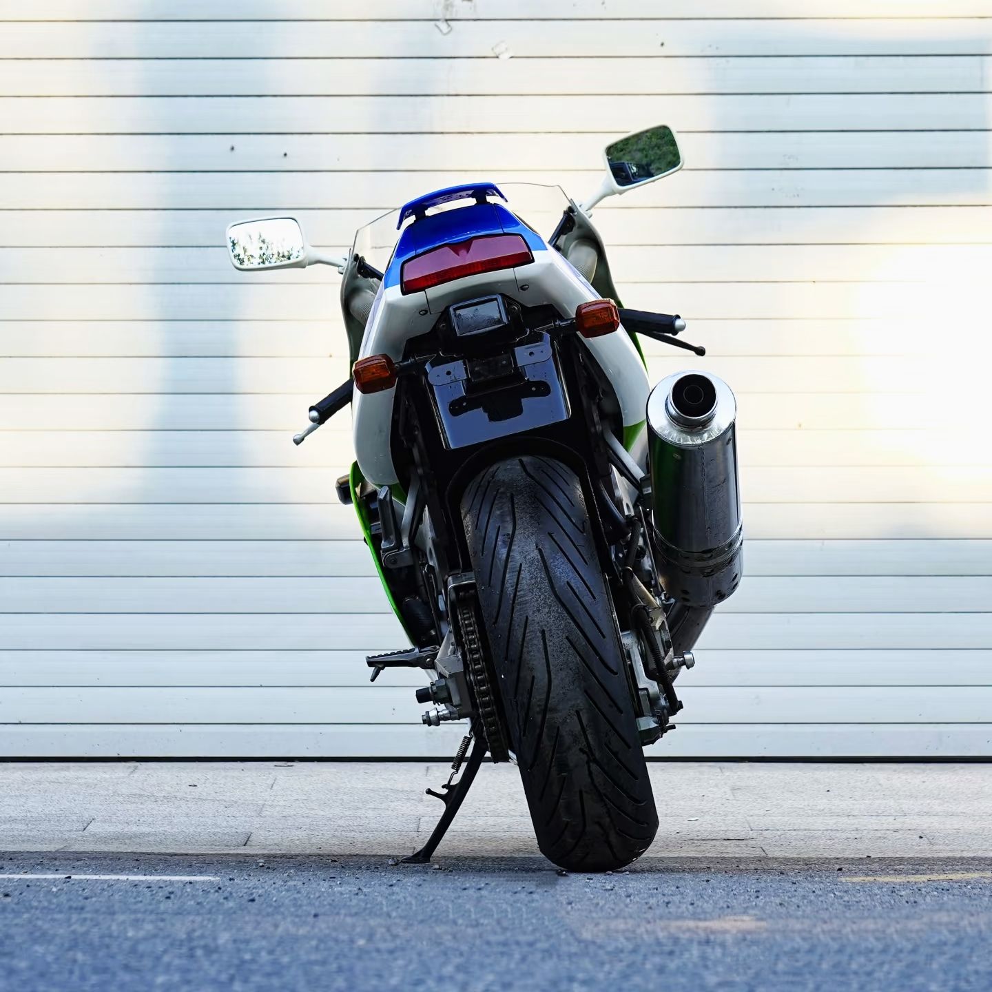 La ZXR 750 Stinger del 89, 749 cc, 105 cv a 10500 R.p.m, 205 kg y