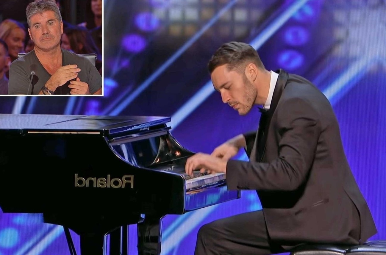 Interessante - Ein Pianist aus Italien kommt auf die Bühne bei America ...