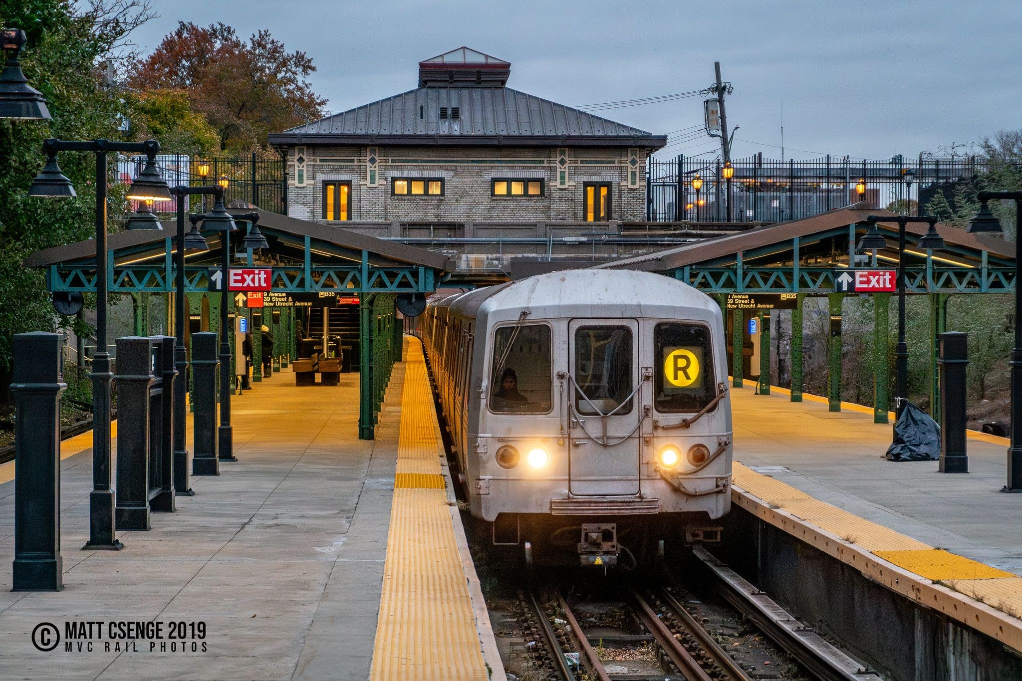 MVC - Right Up the Middle A New York City Transit Authority (NYCTA) R ...
