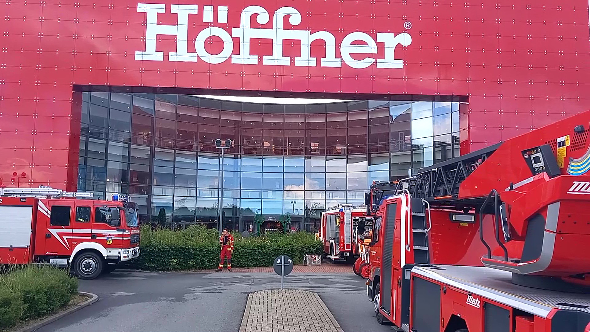 31.07.2025 Sintflutartige Regenfälle sorgen im Rostocker Nordosten für überflutete Straßen, volle Keller und Mega-Wasserschaden in Höffner- Möbelhaus – Feuerwehren im Dauereinsatz Rostock-Toitenwinkel/Bentwisch – Sintflutartige Regenfälle sind am