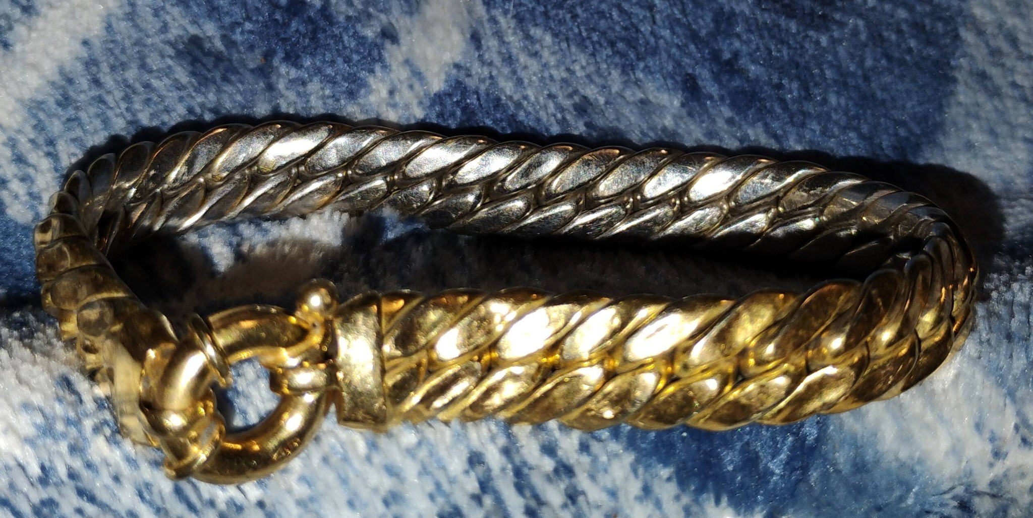 What is the signature on this 14k Italy 80s bracelet?