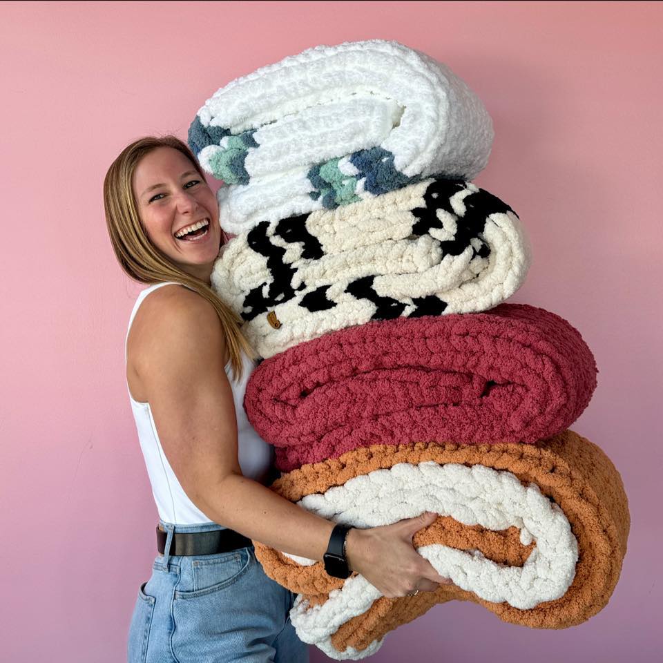 Do you prefer a border or no border? 🤔 #handmadeblanket #chunkyblanket ...