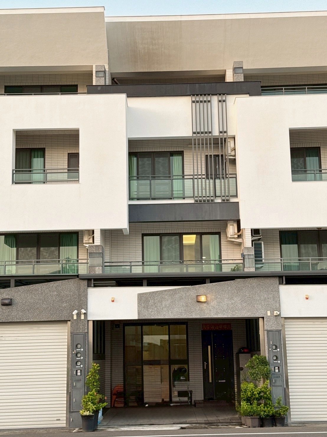嘉義縣市房屋、土地買賣交流 | 🏡【嘉義西區｜輕屋齡別墅｜絕美主臥格局】總價2488萬 | Facebook