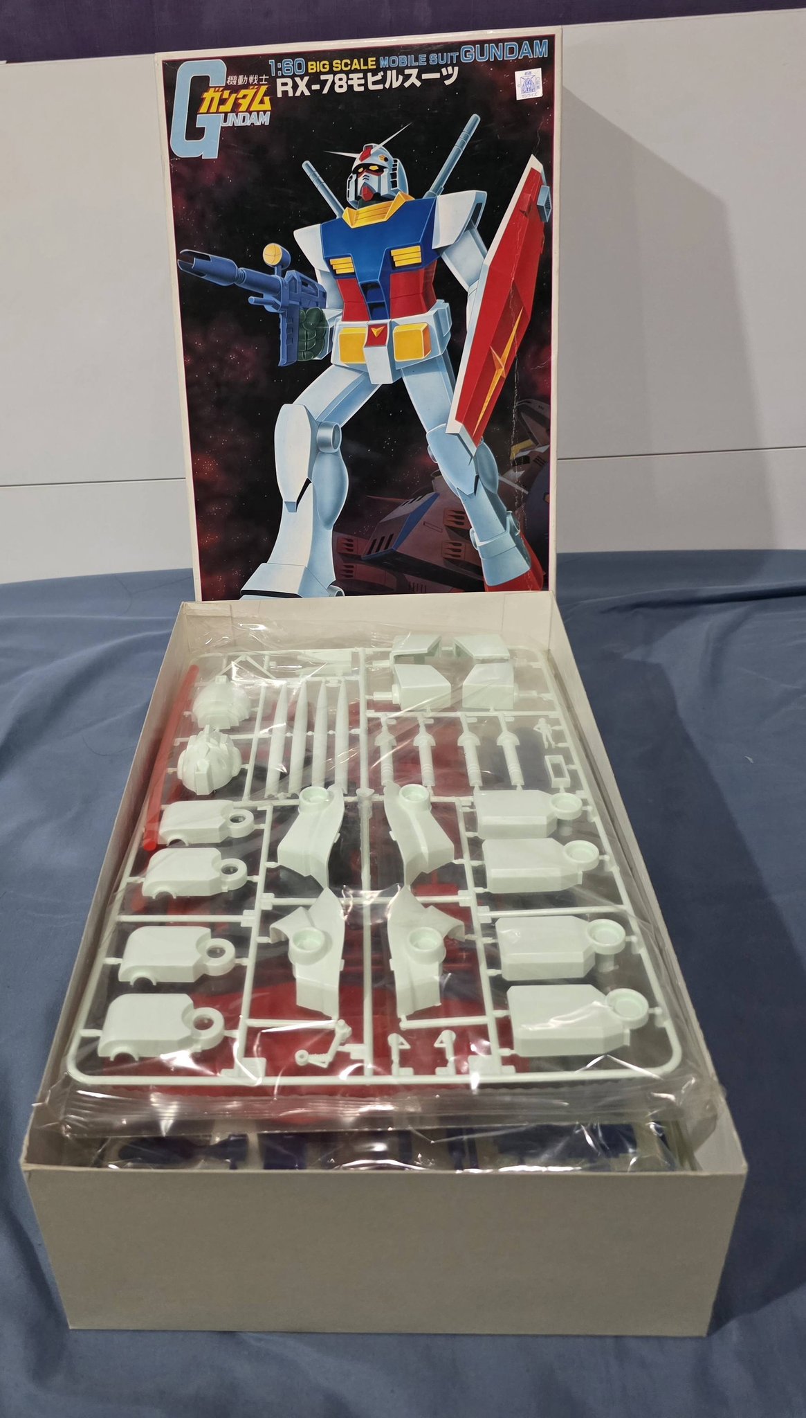 Vintage 1/60 scale Gundam RX-78 model kit