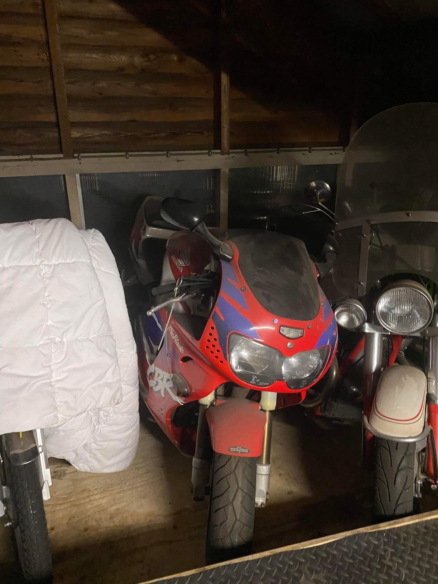 In a legendary clash of late-90s sportbike titans, the 1999