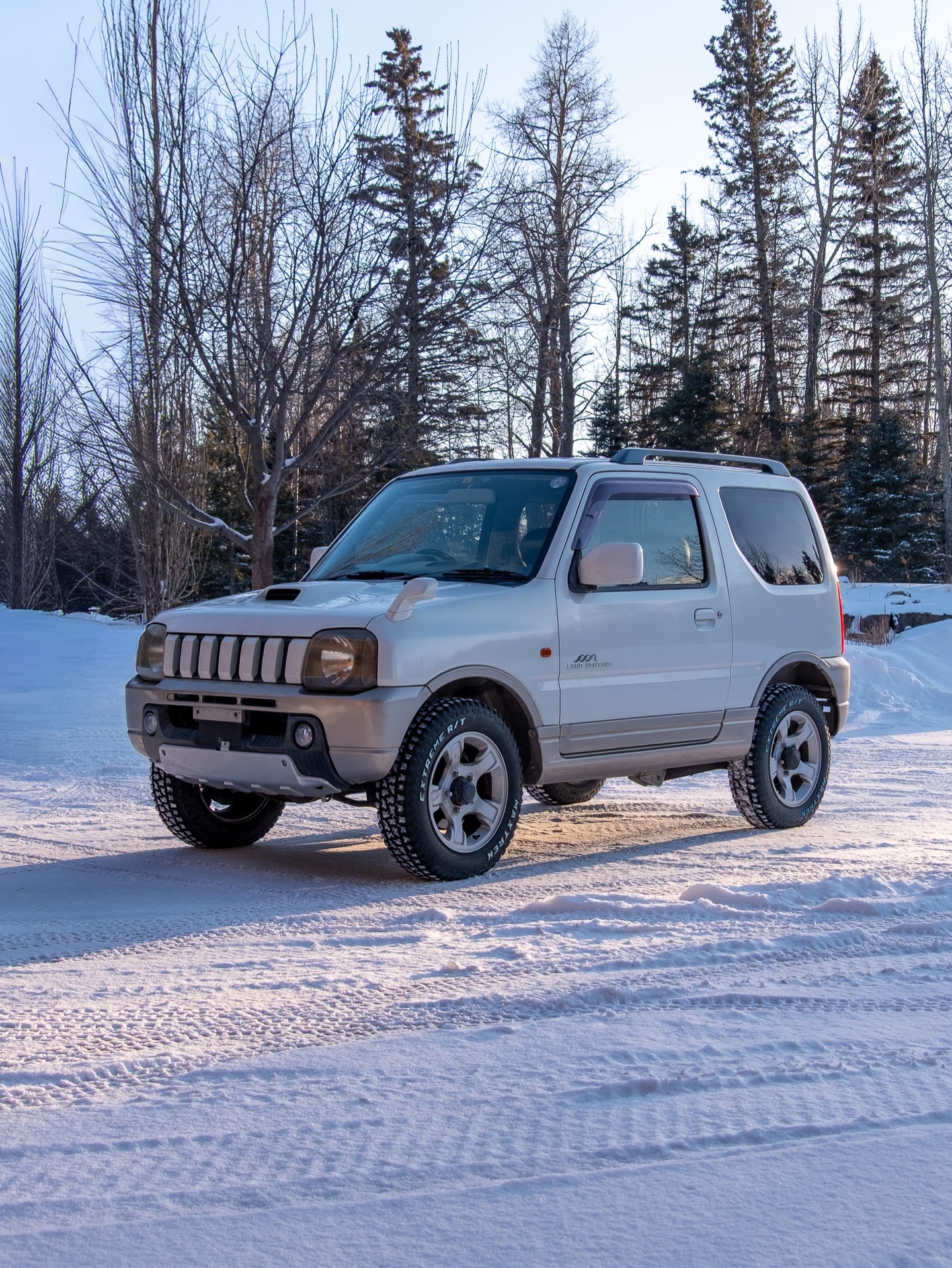 Snow colored Suzuki This 2004 JB23W Jimny Land Venture is now