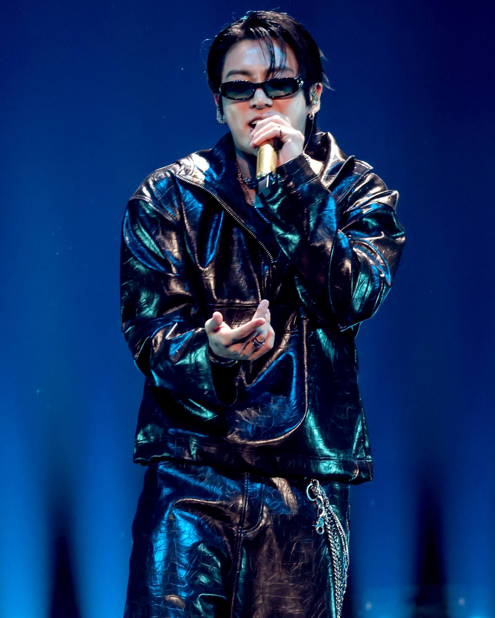 🕶🧣ʲᵏ་༘࿐FāSH!ON ūPDATE Dazzling under the spotlight! Jung Kook