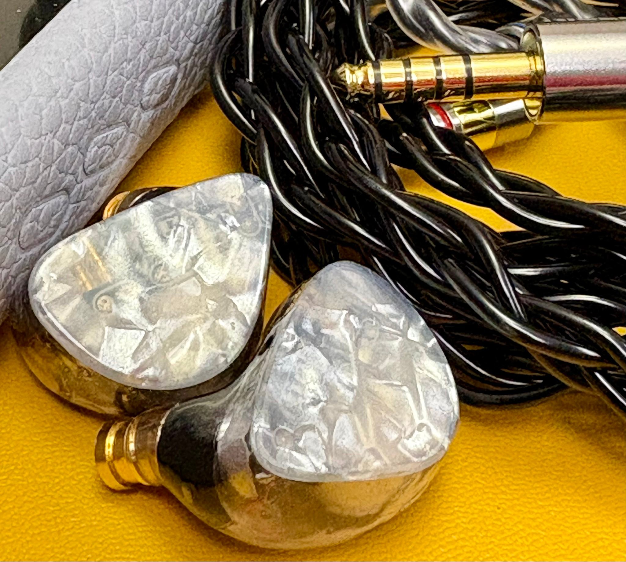 Plunge Audio UNITY 4 BA Semi Custom Universal. “Custom fit 