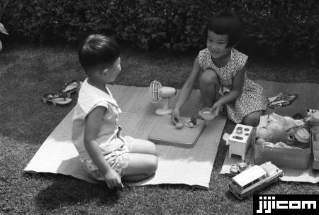 昭和のままごと遊び」 子どもの頃、近所の女の子たちは 地面にシートや