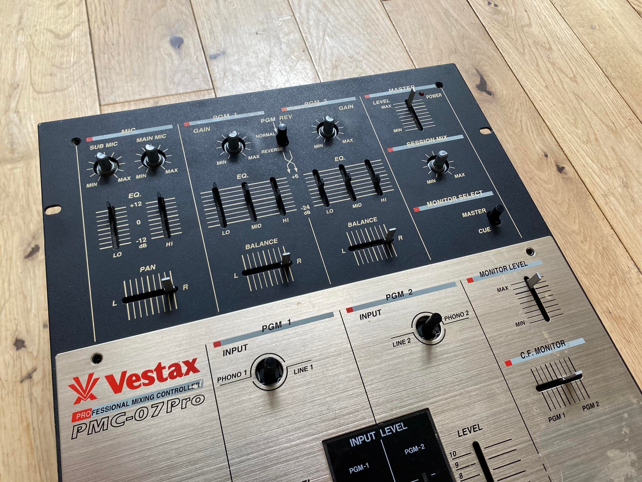 TBT to the innovative Vestax QFO, released in 2004! This turntable