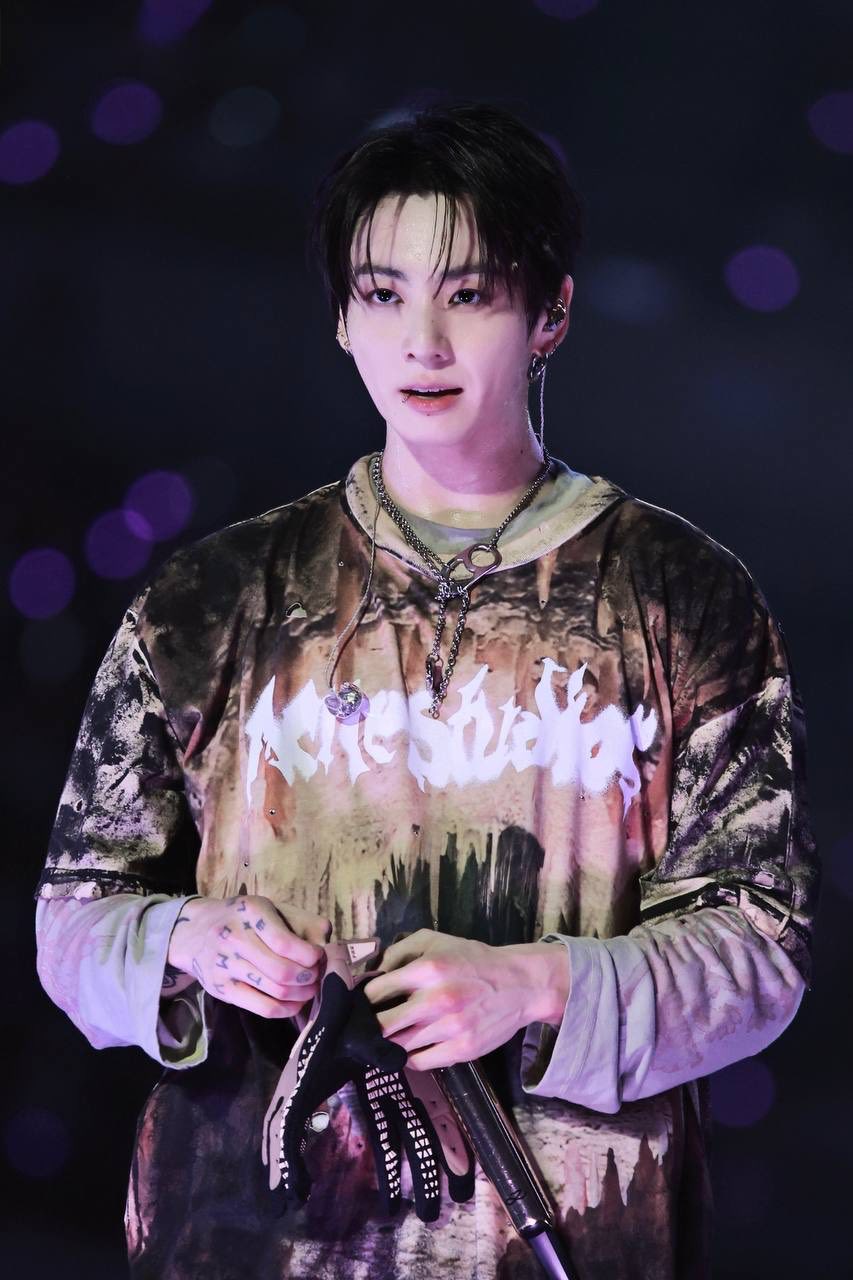 Jungkook thanks fans at BTS' Arirang Busan concert