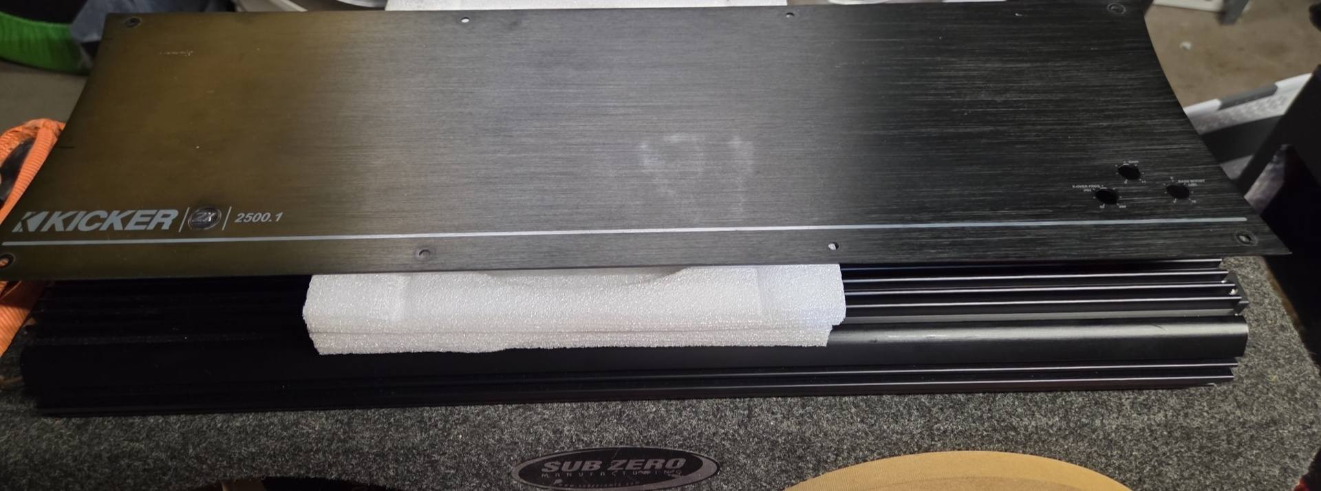 Kicker ZX2500.1 surfboard amp