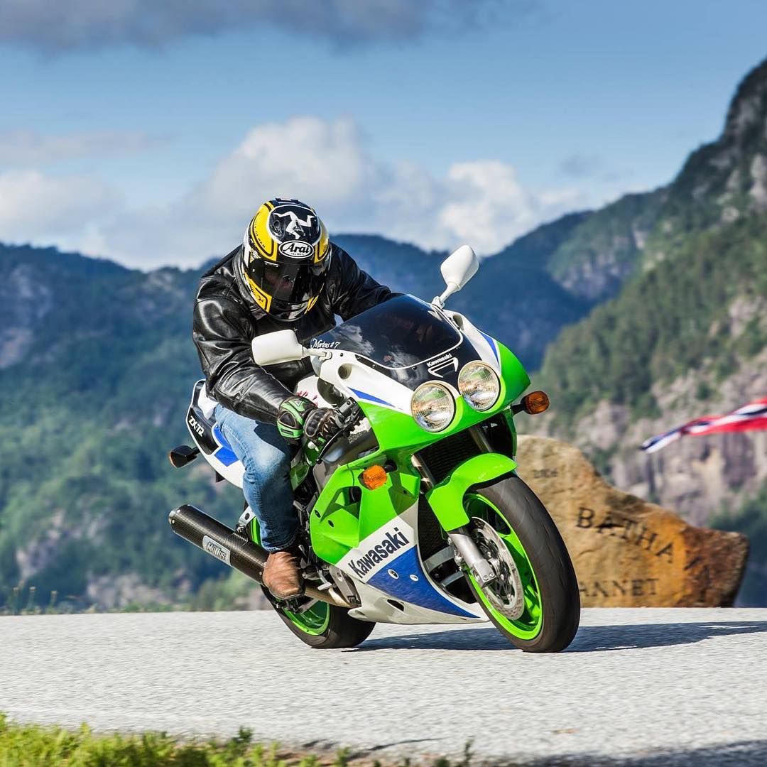 Kawasaki ninja zx-7r superbike review