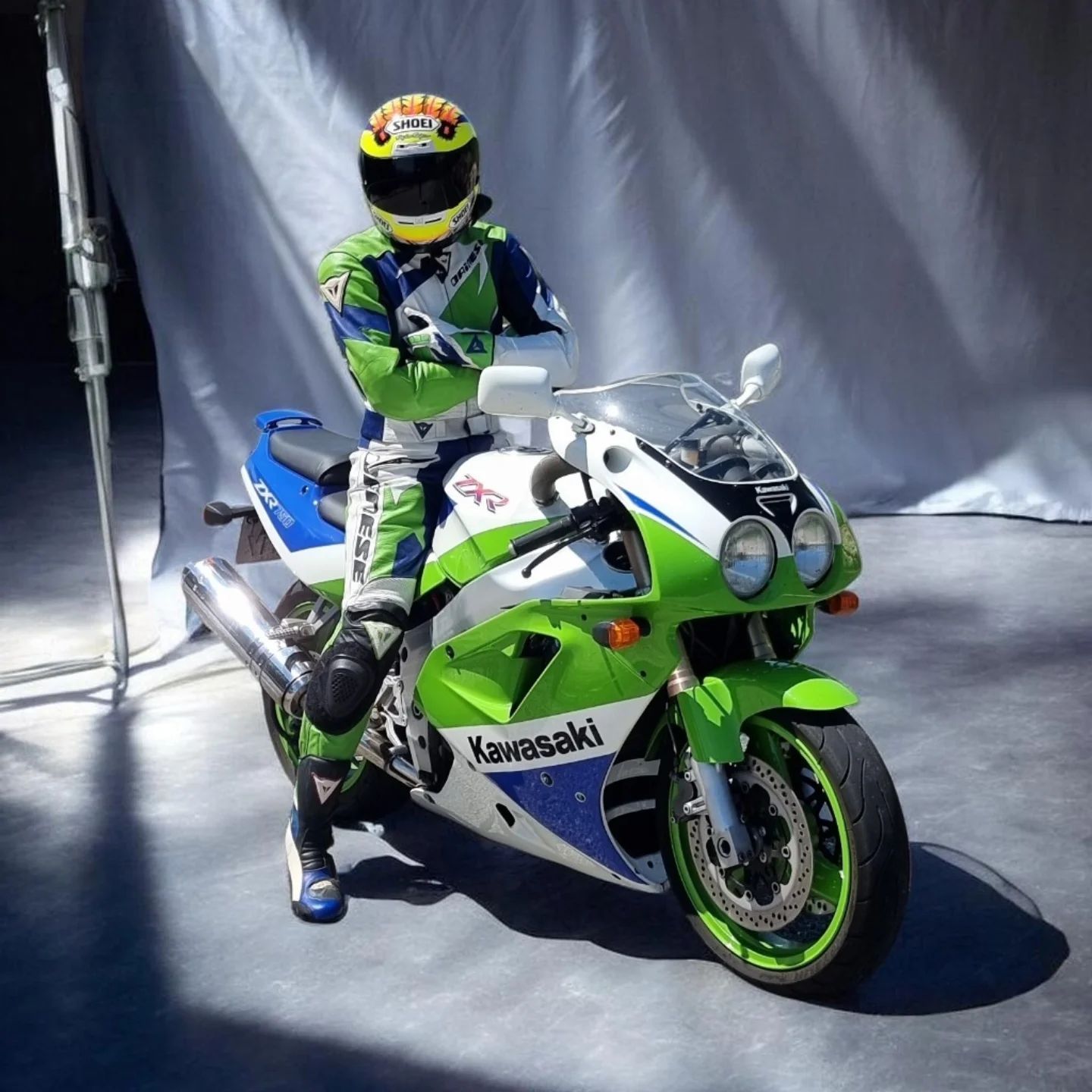 The Kawasaki Ninja ZXR750J combines a 748cc inline-four engine