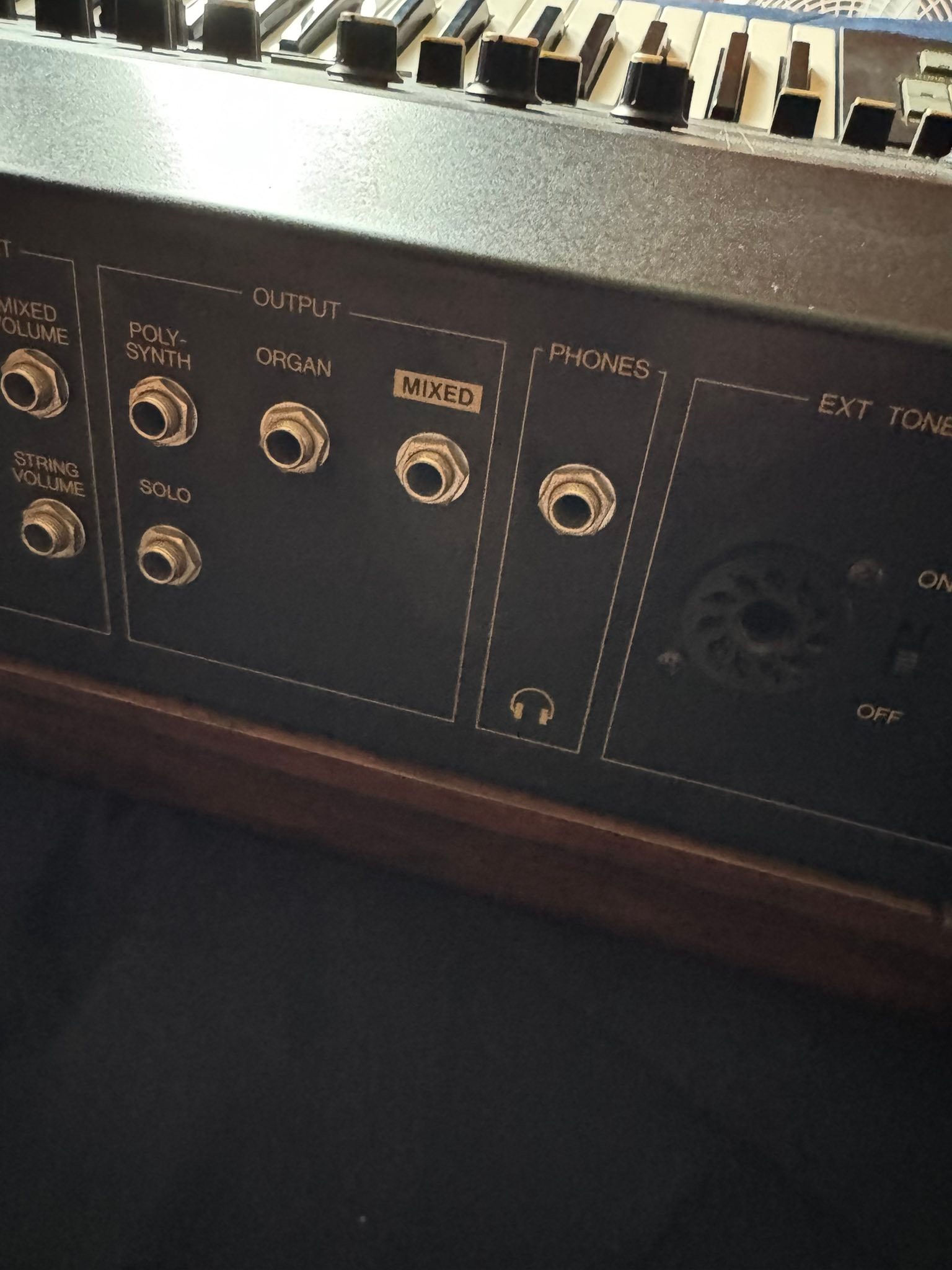 What kind of speaker is best for a Yamaha SK30 synthesizer?