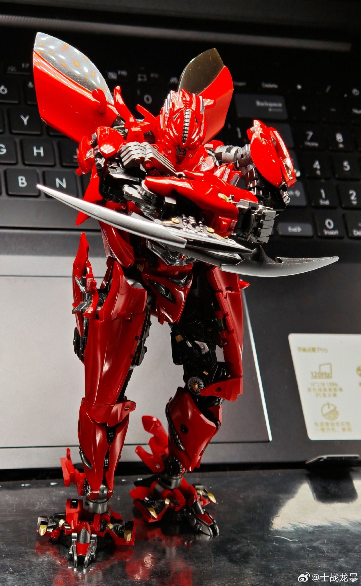 Unique Toys R06 Red Dasher, via 士战龙暴 on weibo.