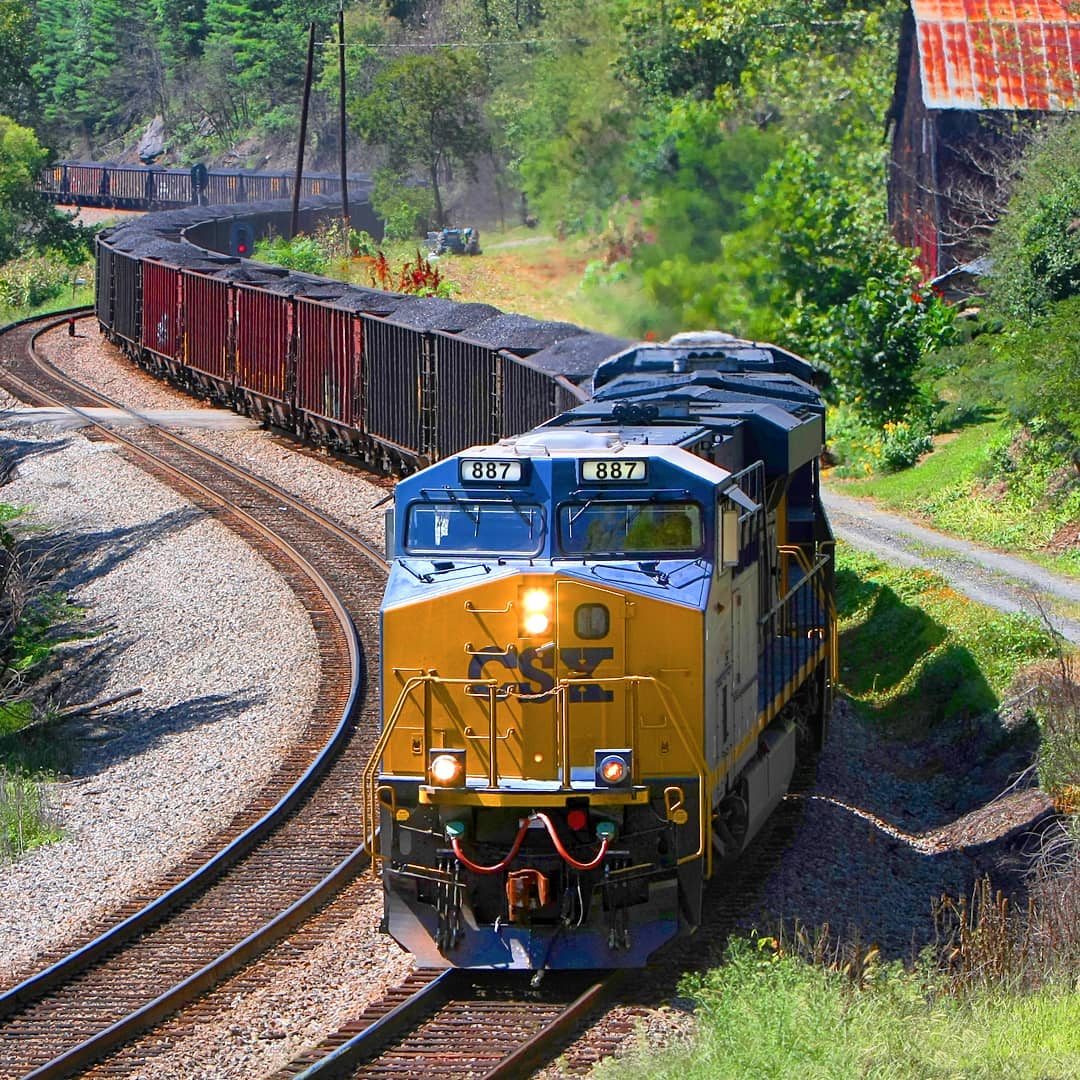 LIVE - CSX ES44AC number 887 snakes its train through Green Mountain ...