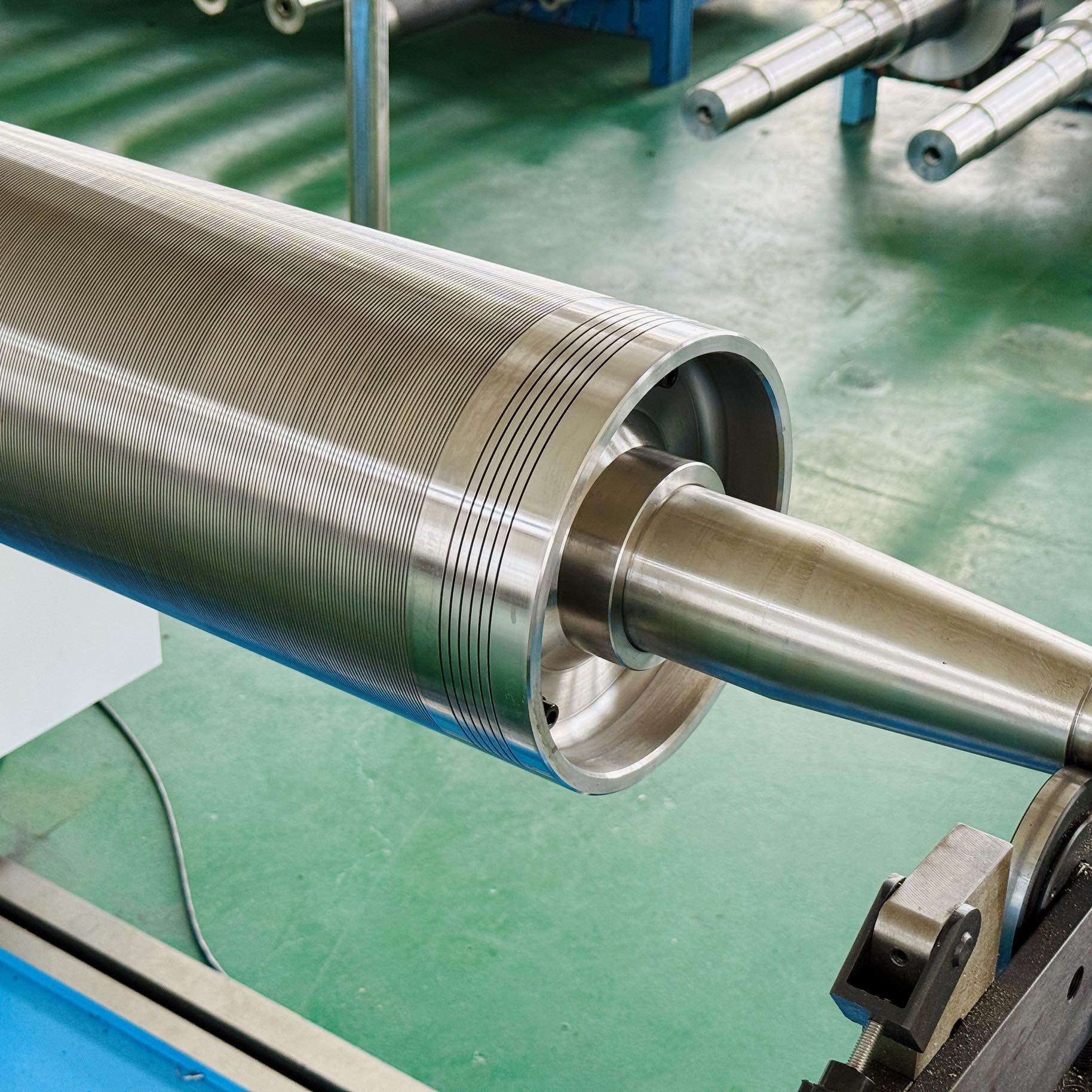 Old-school lathe, precise roller. Experience beats everything. Do you ...