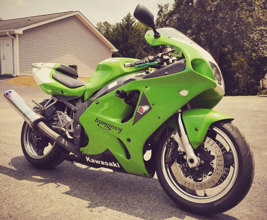 ガンジュ　クリープ90S The Kawasaki Ninja ZX-7R is a legendary 90s superbike, powered by