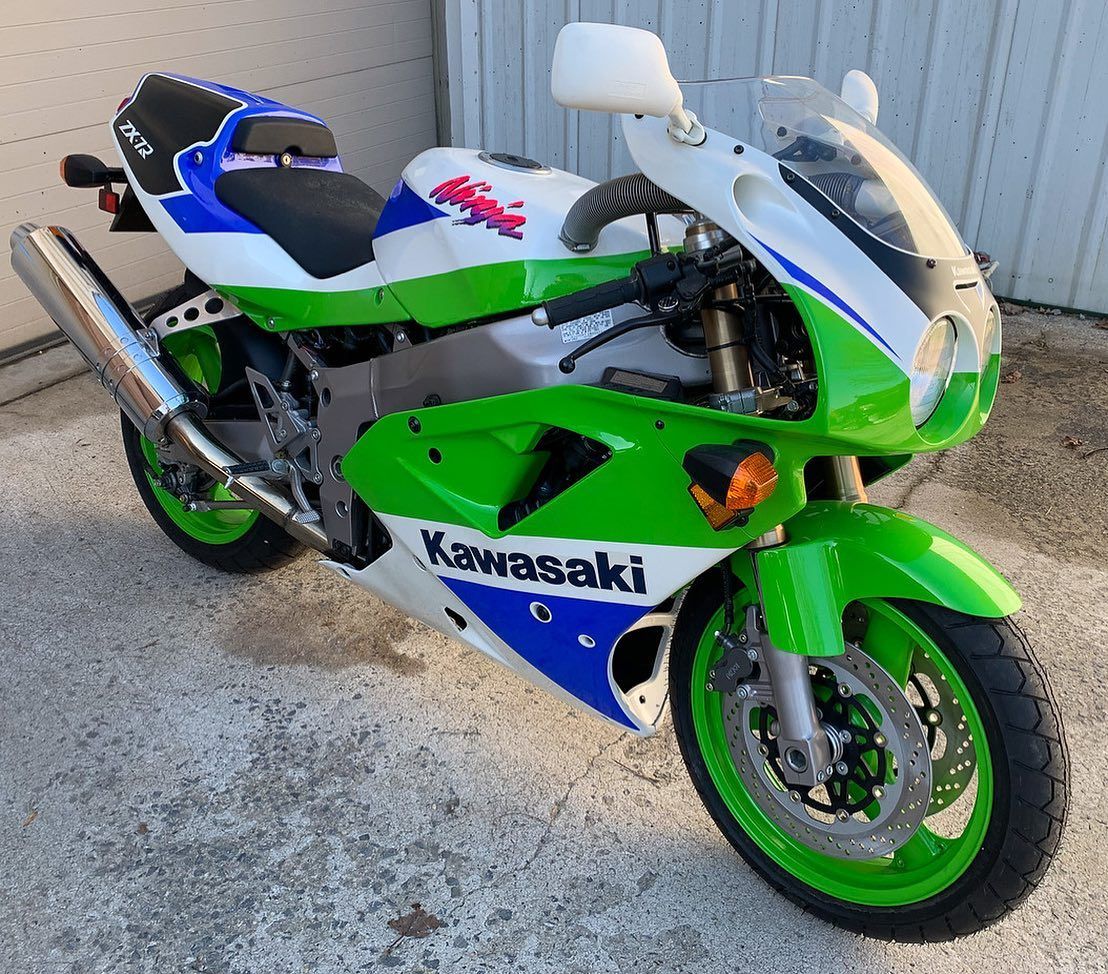 The Kawasaki Ninja ZX-7R is a classic race replica, delivering