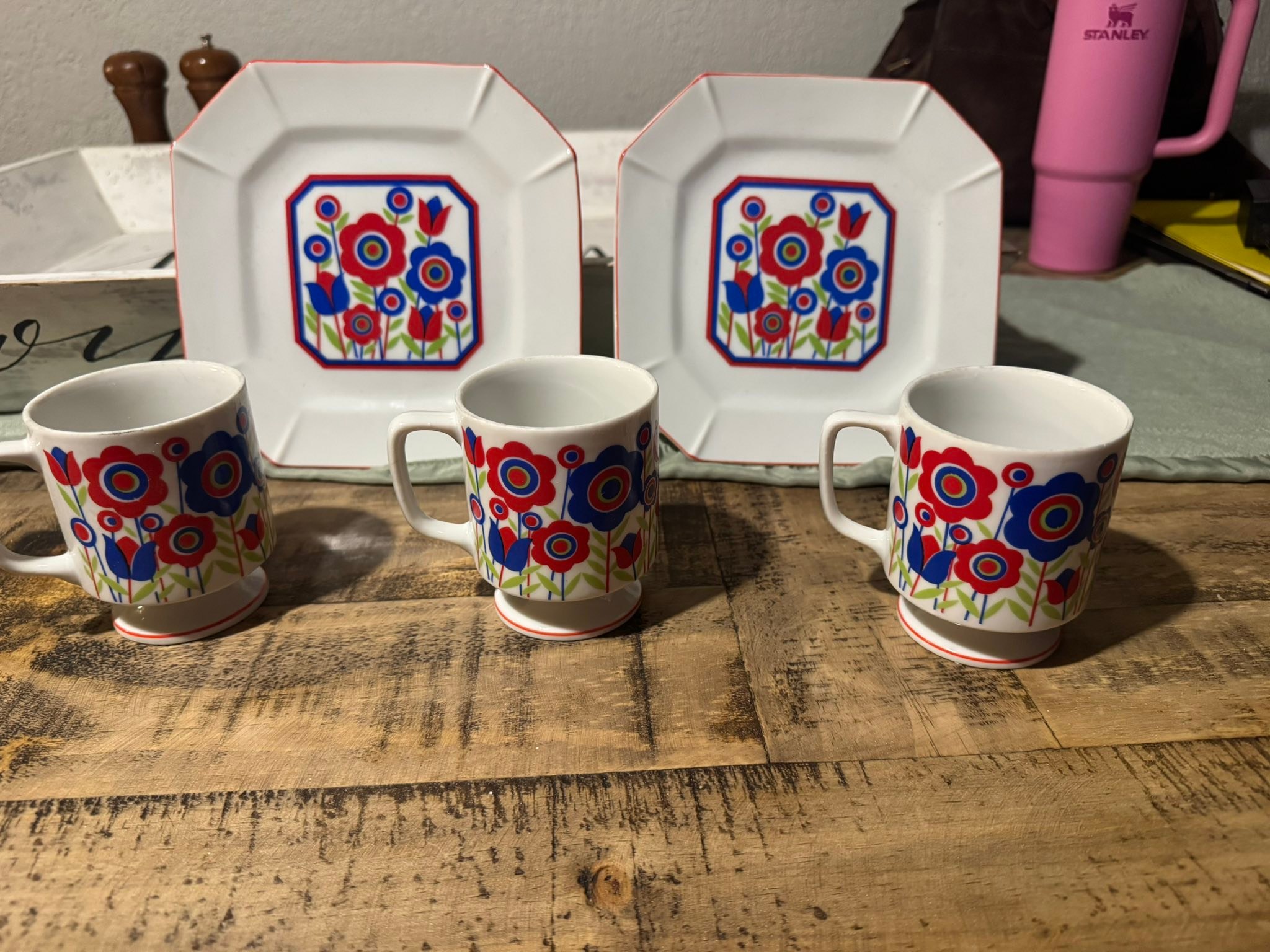 Identifying and Discussing Vintage Dishes with Specific Patterns