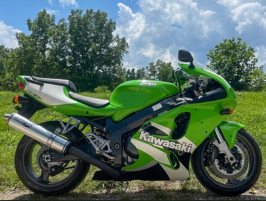 The Kawasaki Ninja ZX-7R is a 90s powerhouse—wide, planted, and