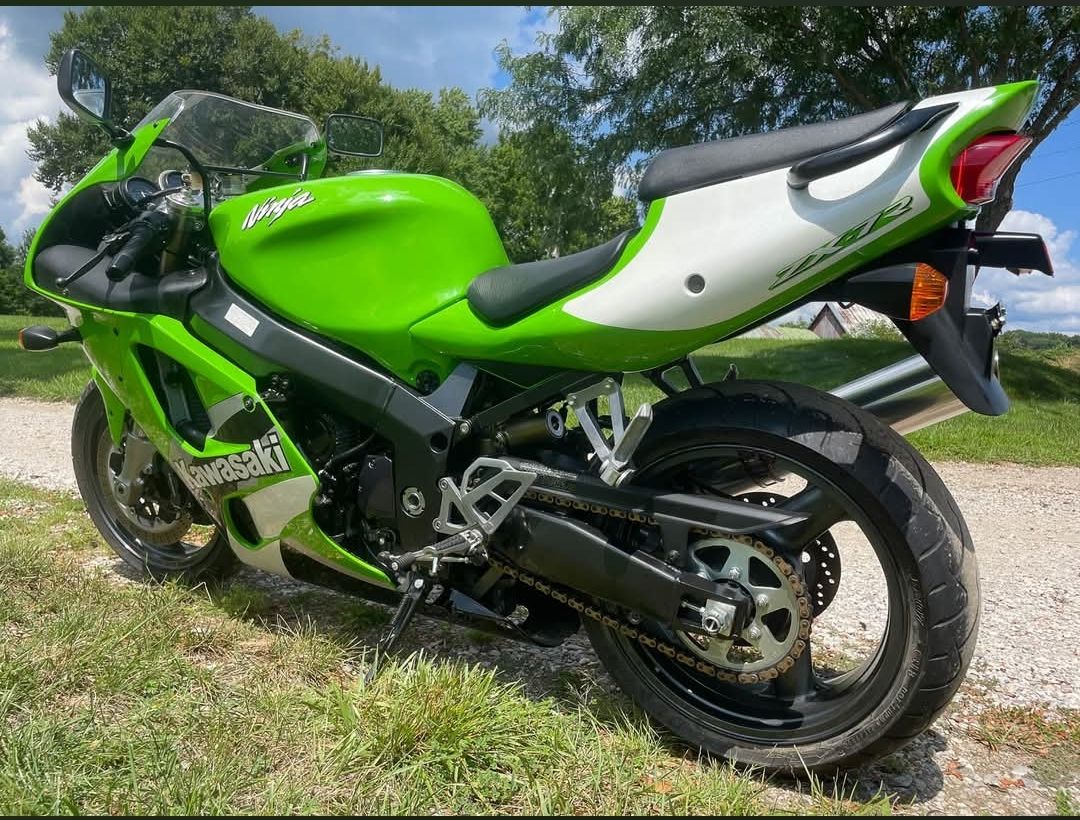The Kawasaki Ninja ZX-7R is pure 90s muscle—stiff, planted, and