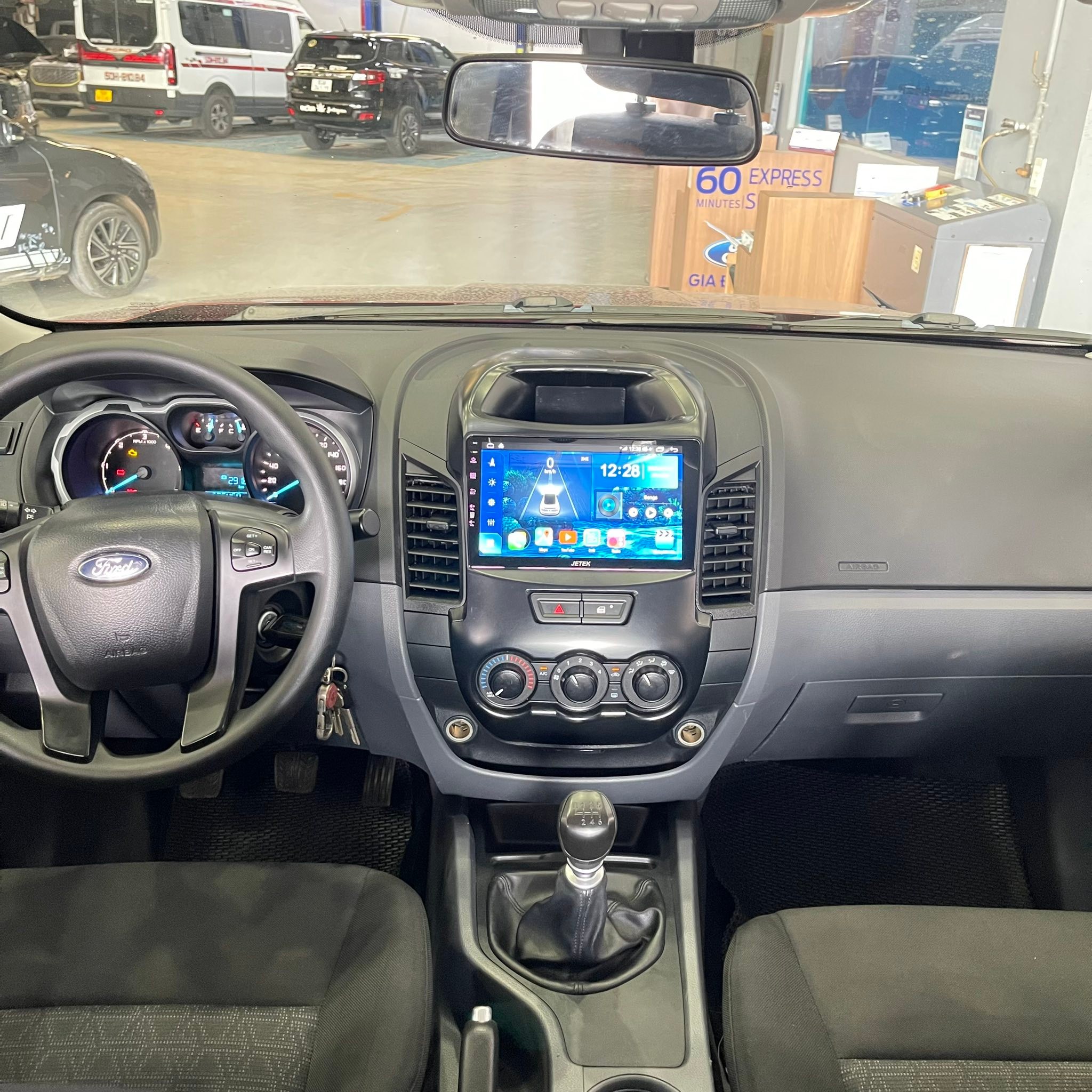 Gia - Ford Ranger XLS MT 2017 - Odo 75.500km - Sẵn nắp thùng thấp, lót ...