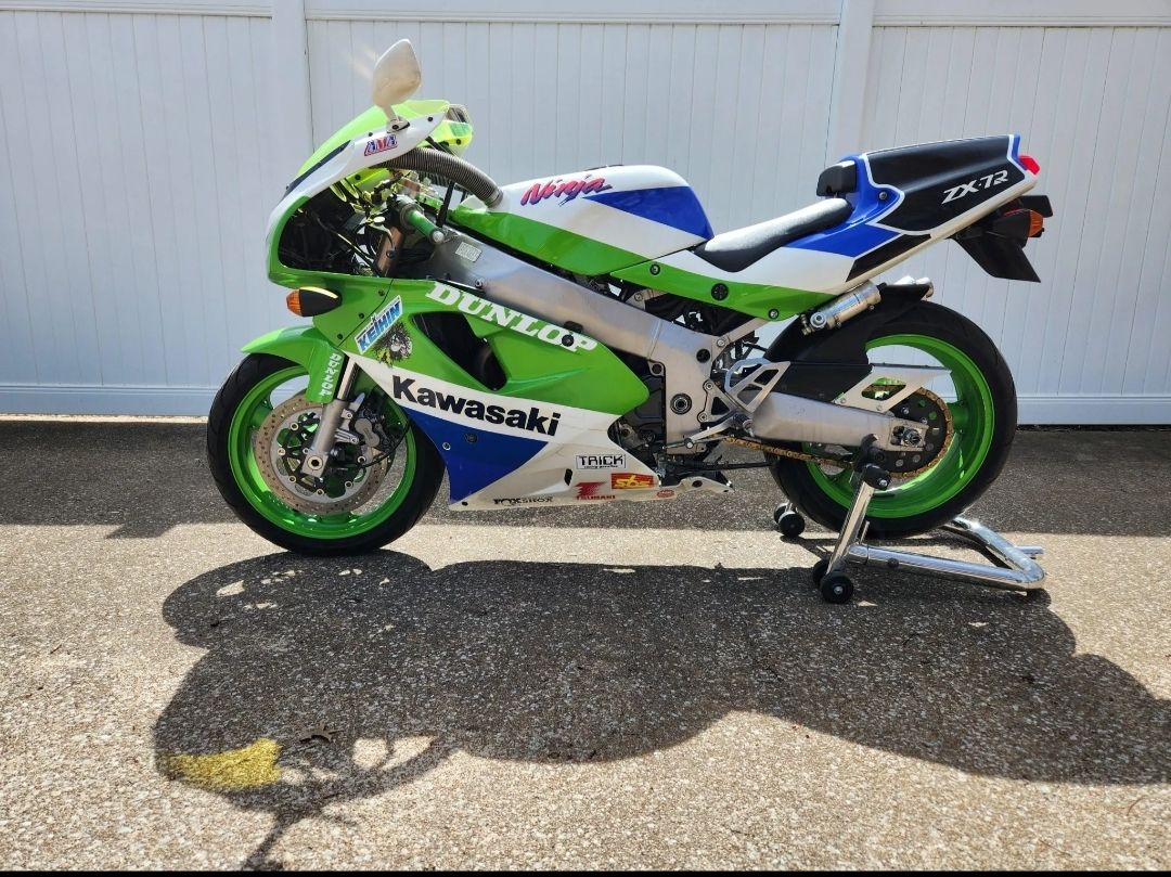 The Kawasaki Ninja ZX-7R is pure analog performance—solid through