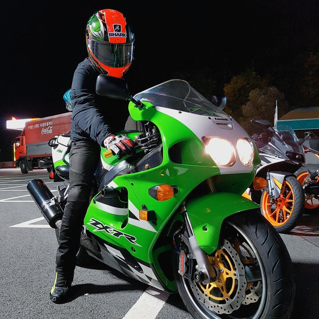The Kawasaki Ninja ZX-7R is a cornerstone of 90s superbike culture