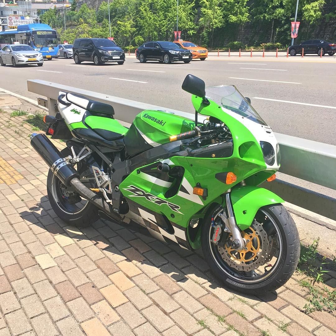 The Kawasaki Ninja ZX-7R is a pure 90s performance machine
