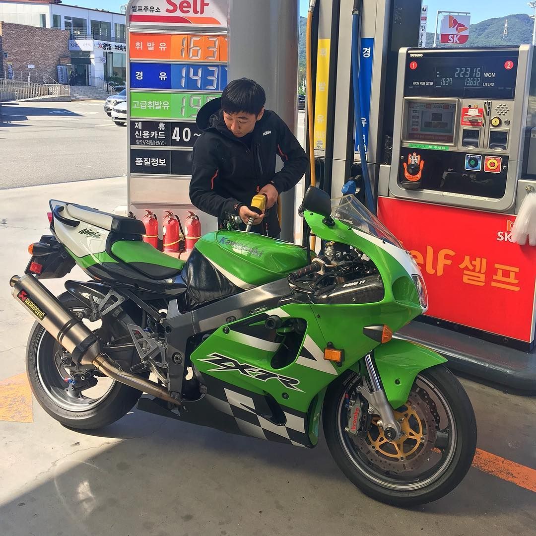 A  Kawasaki Ninja ZX-7R 💚💚💚 #kawasaki