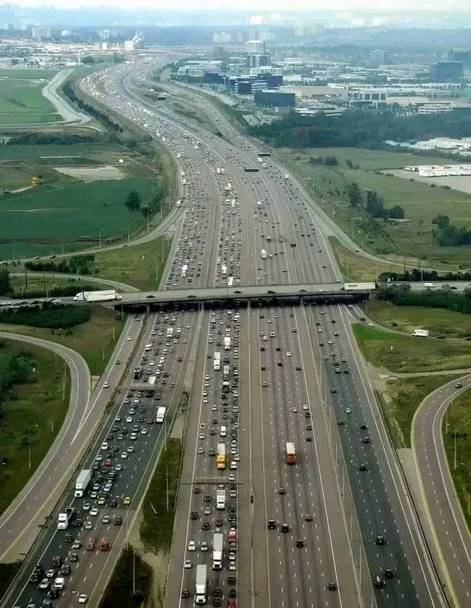 neybed - 🛣️🤯 Voici l'autoroute 401 en Ontario, au Canada. Cette ...