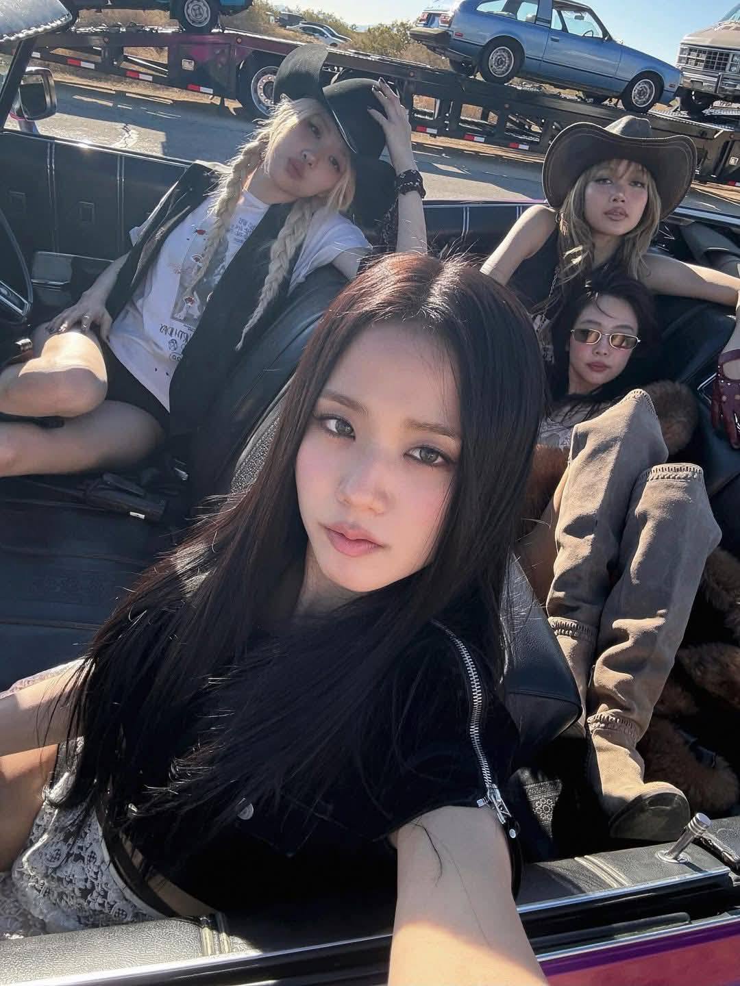 ✨[PHOTO] BLACKPINK weverse 9th Anniversary Gift. 🖤🩷 #Rosé