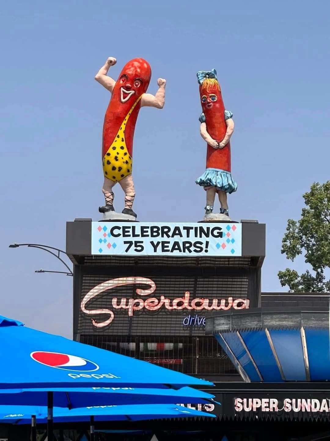 Let's go to Superdawg! 🌭🏙️🍔 📍 6363 N Milwaukee Ave, Chicago, IL