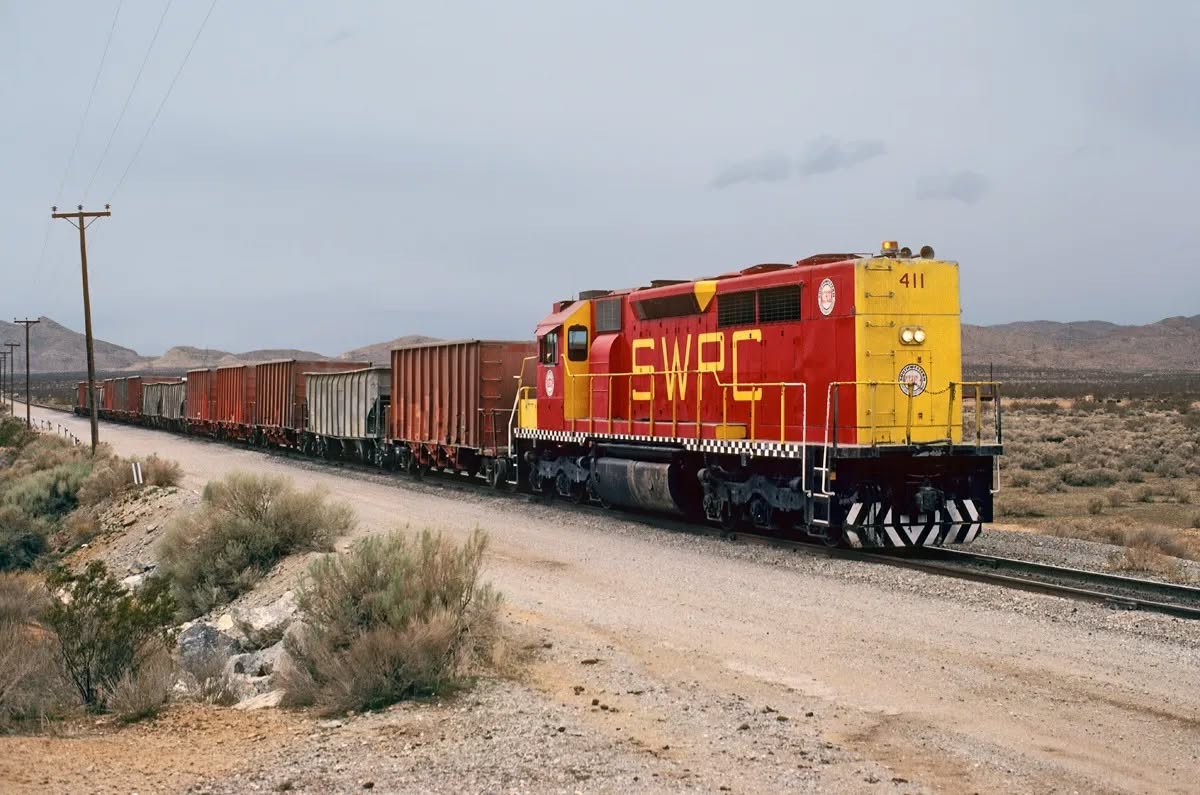 LIVE - Southwest Portland Cement Company EMD SDP35 No. 411 is running ...
