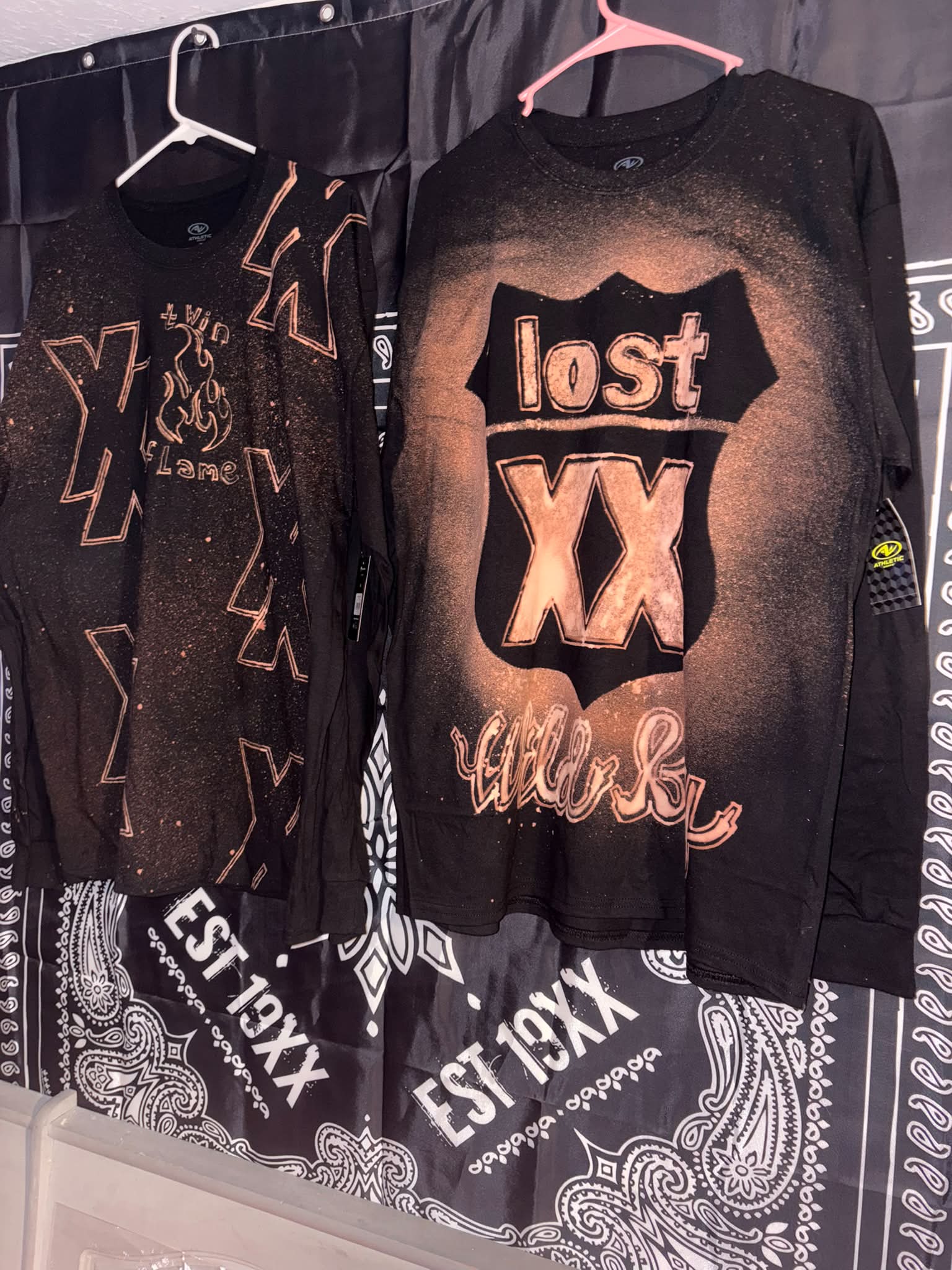How to get a Machine Gun Kelly tour bandana with camo and red design?