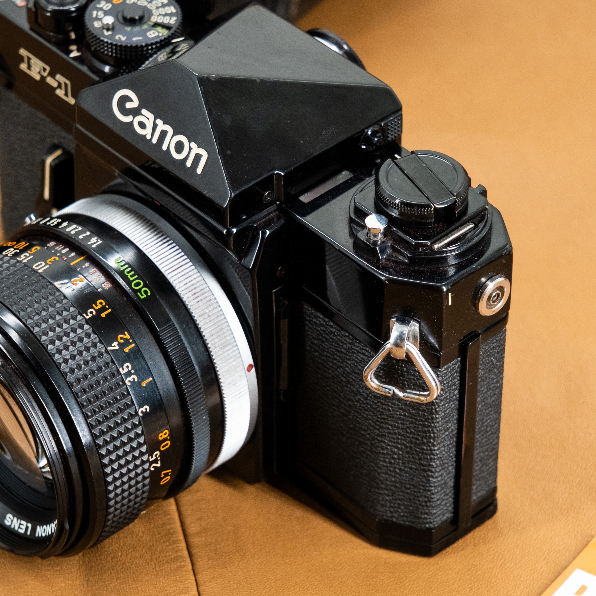 📸 Canon F-1 đời đầu + FD 50mm f/1.4 SSC (full case da) 📌 Giá