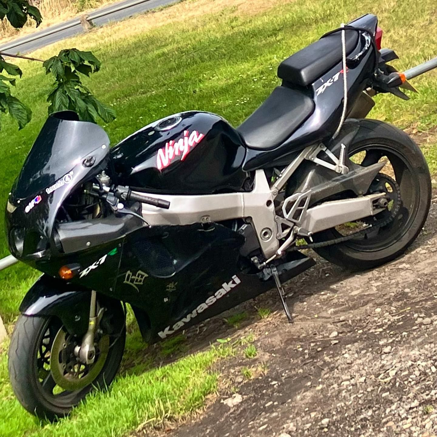 LEGDNDAレジェンダ The — a legend that refuses to be forgotten. The ZX-7R represents