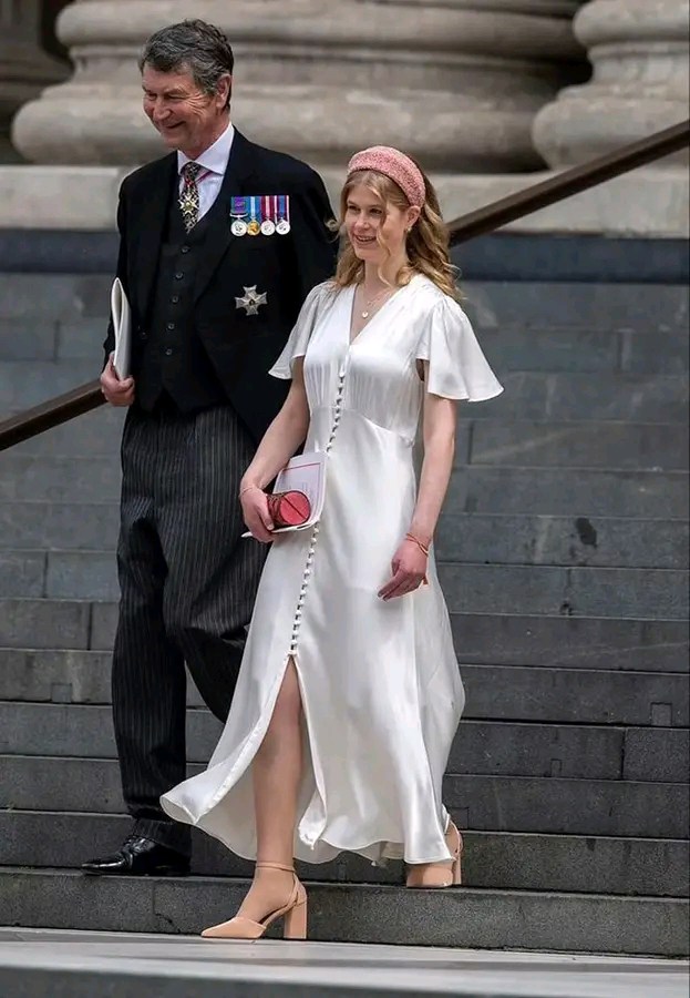 Lady Louise Windsor is the epitome of elegance as she makes a surprise appearance at Trooping the Colour https://trib.al/X5LM9ln