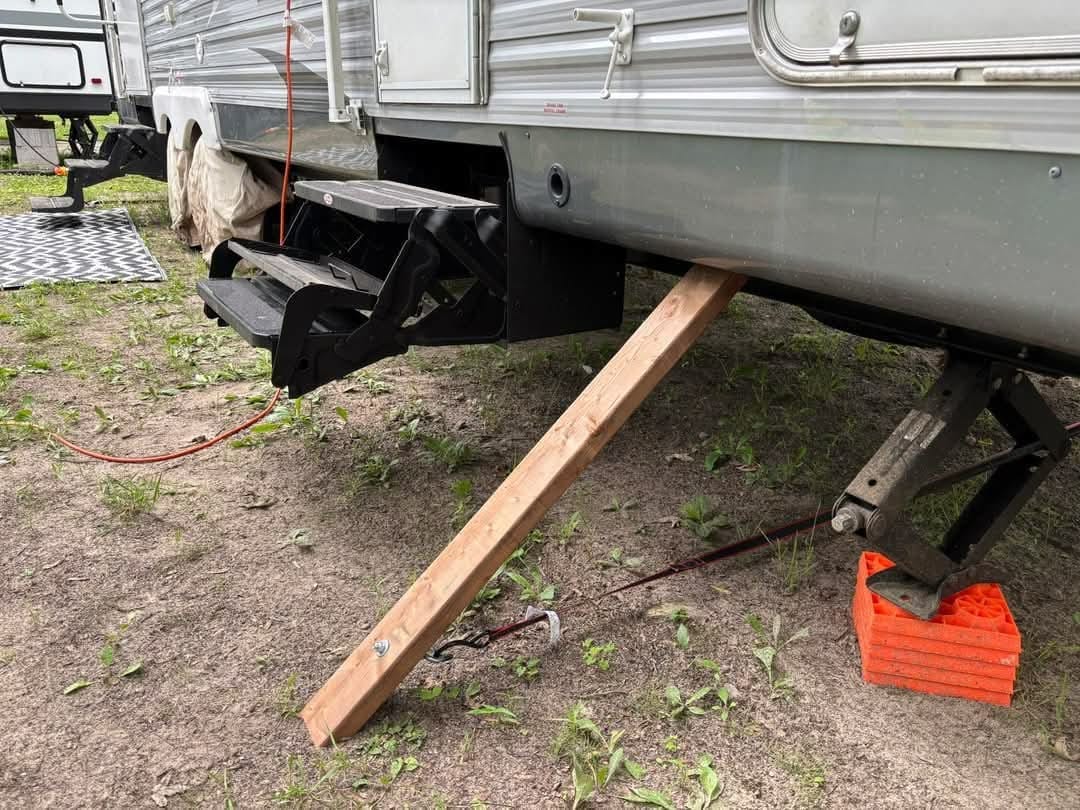 RV - Found this 2x4 stabilizer hack from RV group whipped them up ...
