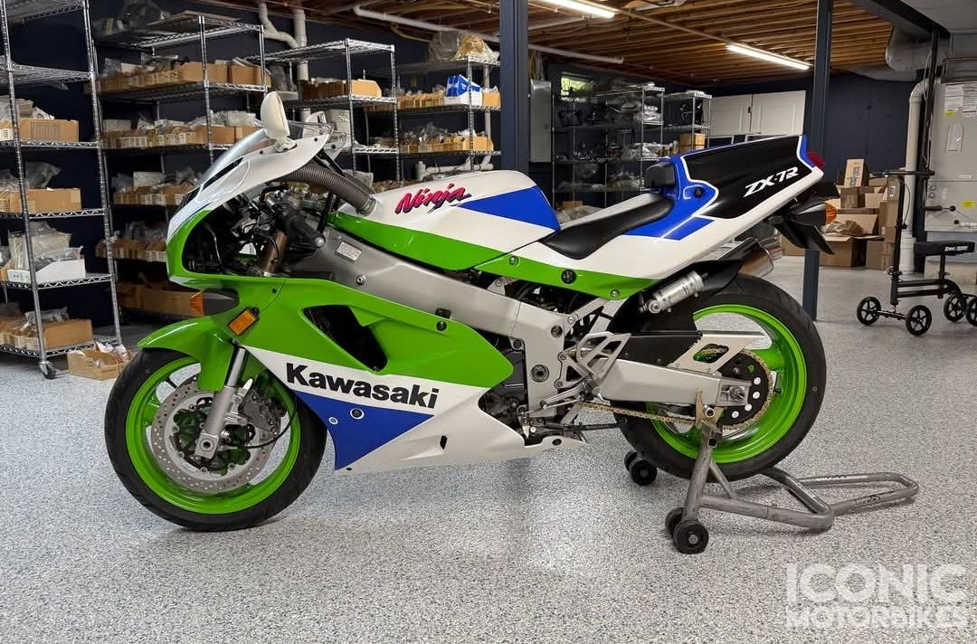 あ5月〜 The Kawasaki Ninja ZX-7R is a legendary 750cc superbike that